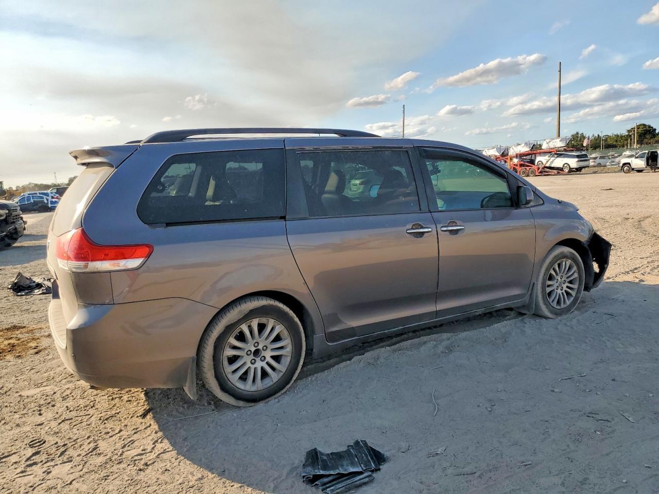 2014 TOYOTA SIENNA