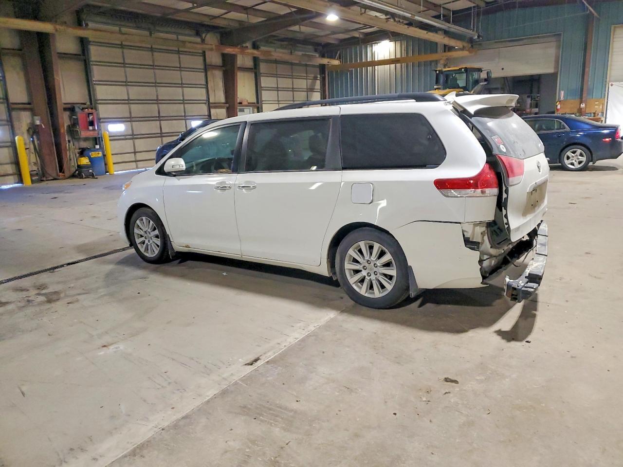 2013 TOYOTA SIENNA