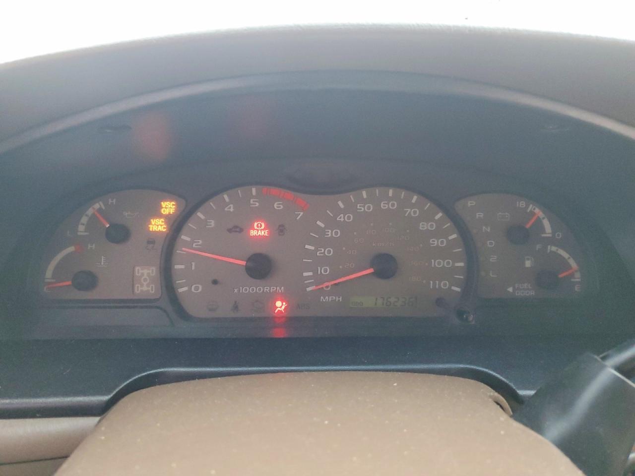 2004 TOYOTA Sequoia