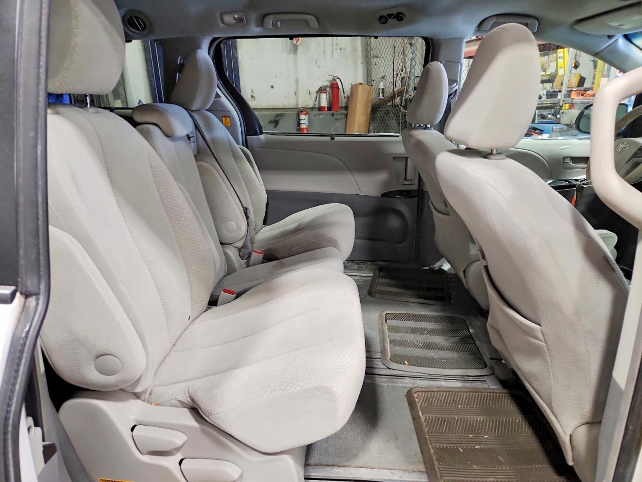 2011 TOYOTA SIENNA
