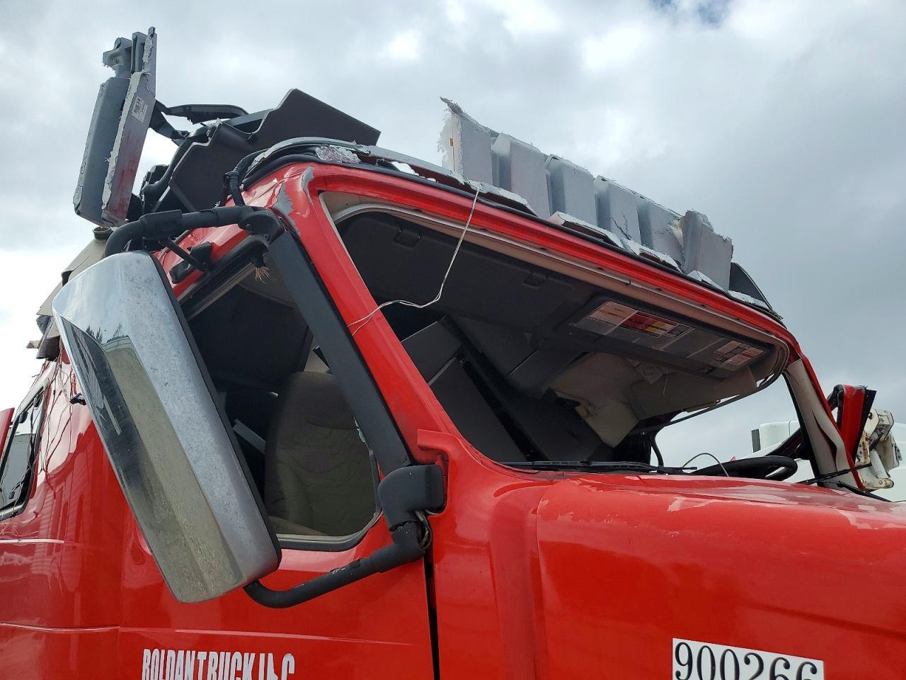 2015 VOLVO VNL