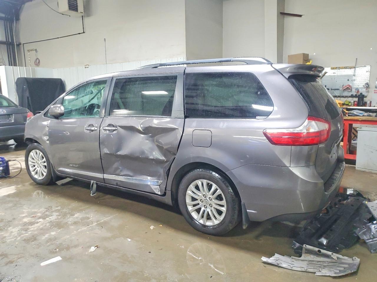 2015 TOYOTA SIENNA