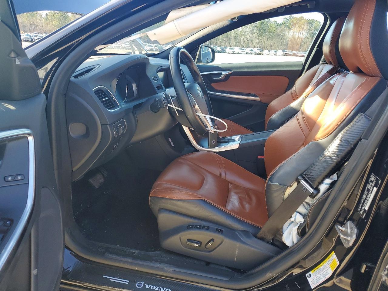 2015 VOLVO V60