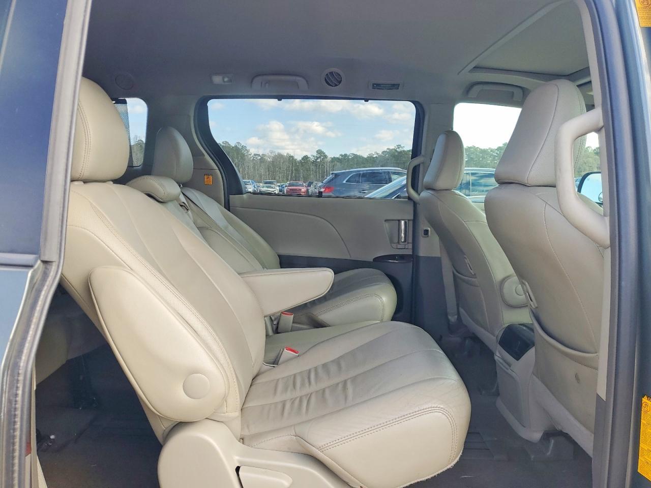 2013 TOYOTA SIENNA