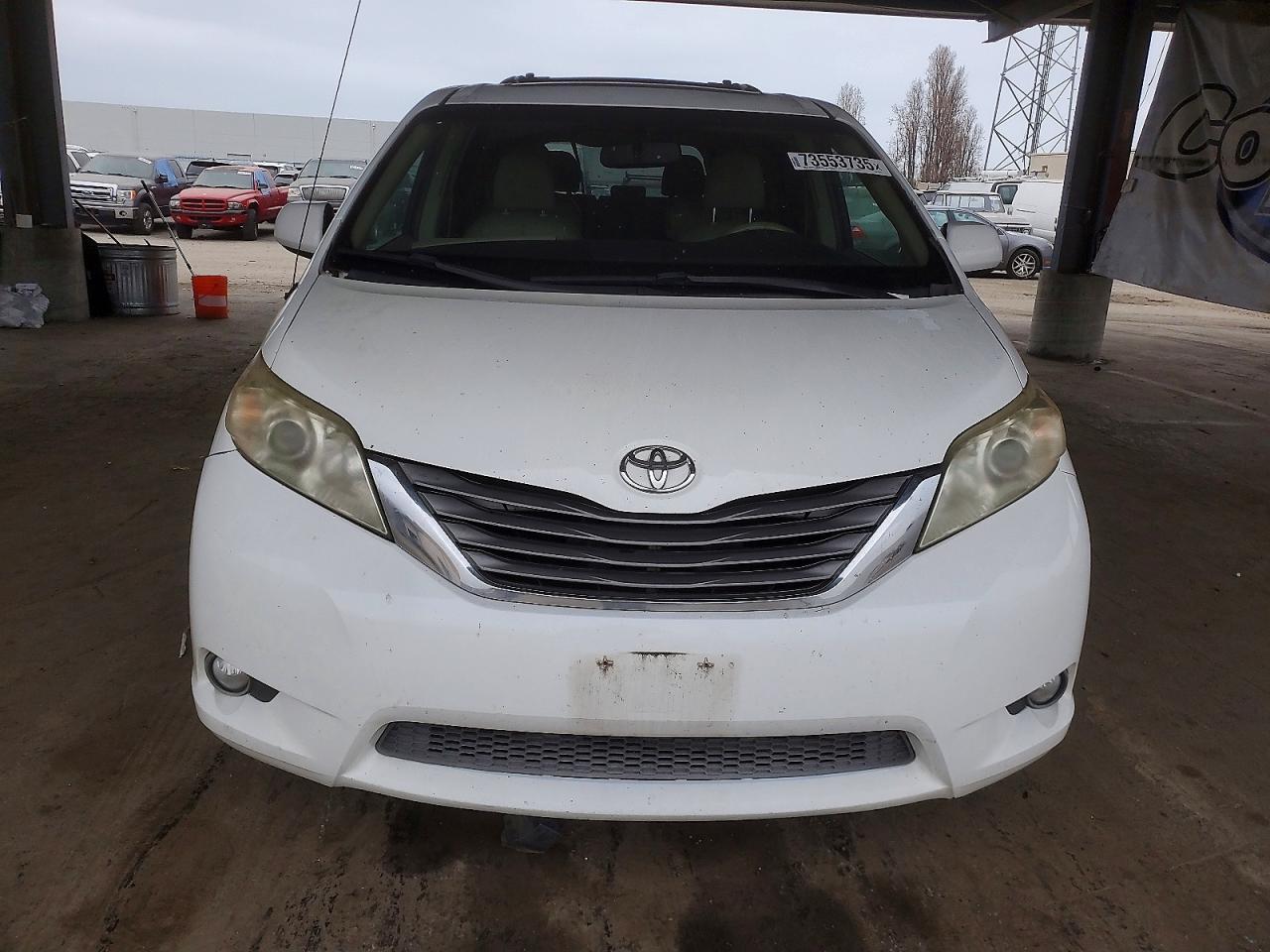 2011 TOYOTA SIENNA