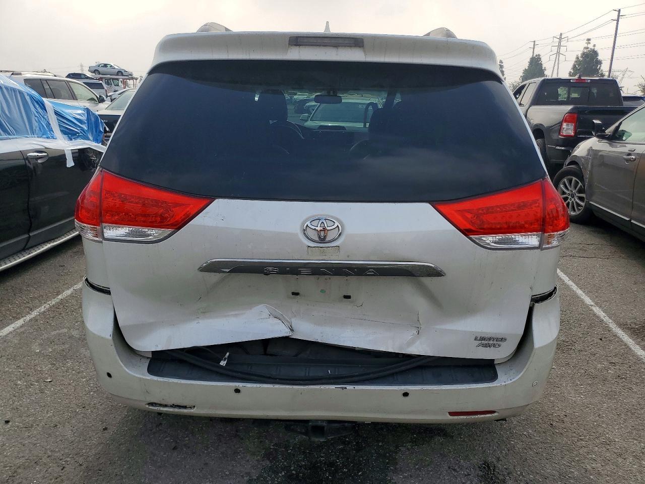 2012 TOYOTA SIENNA
