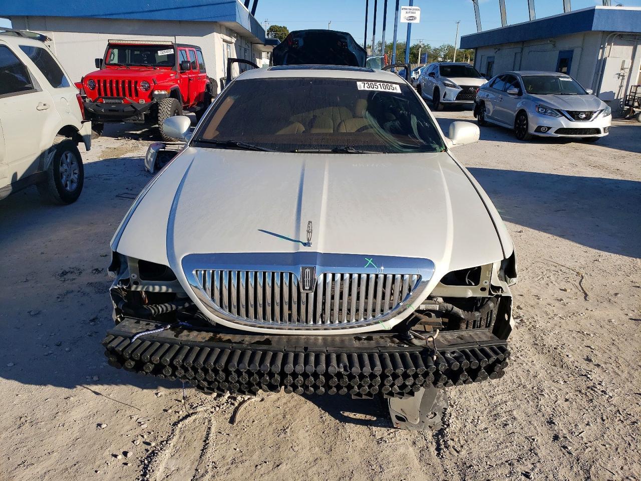 2004 LINCOLN Town Car
