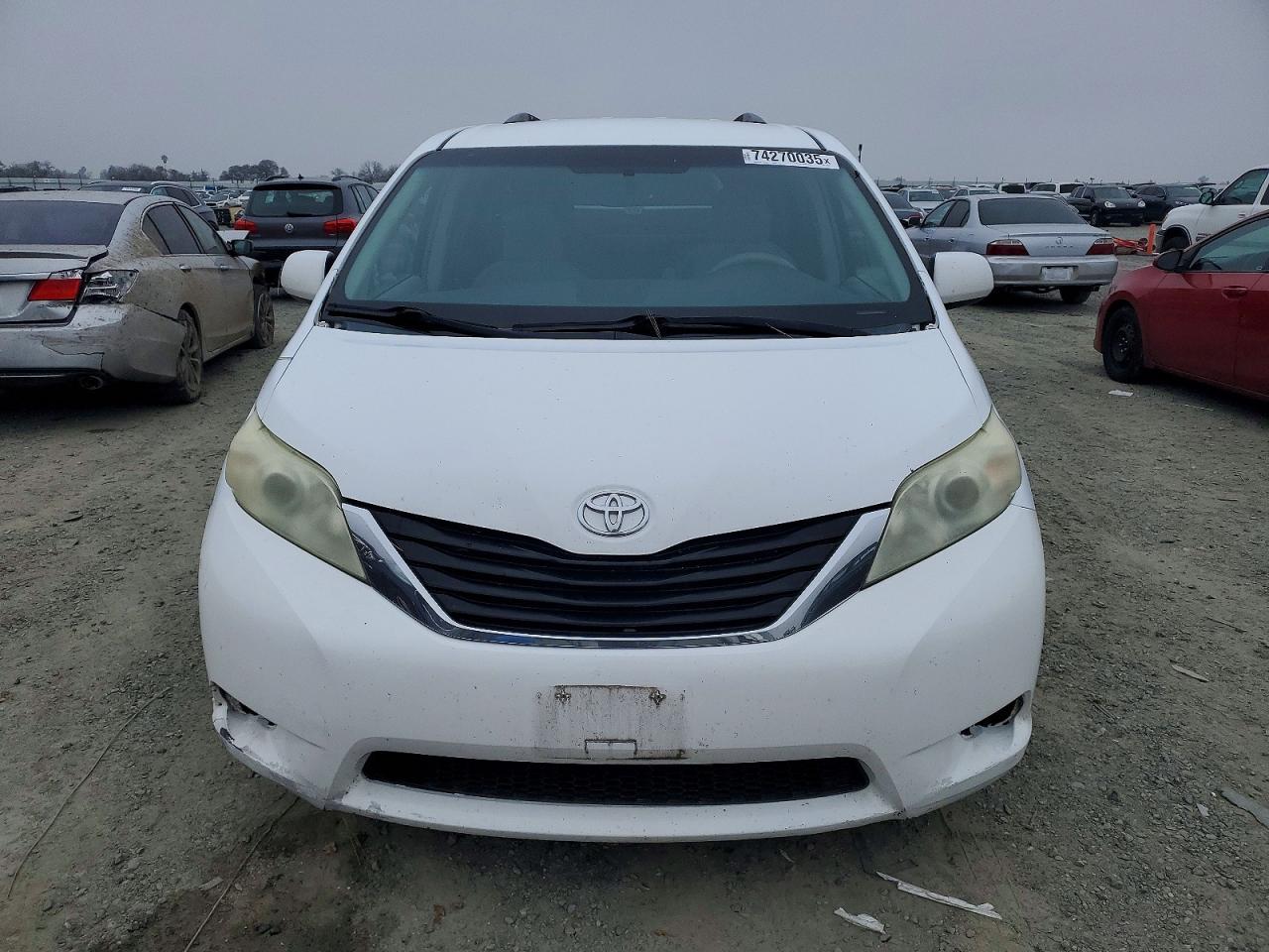 2011 TOYOTA SIENNA