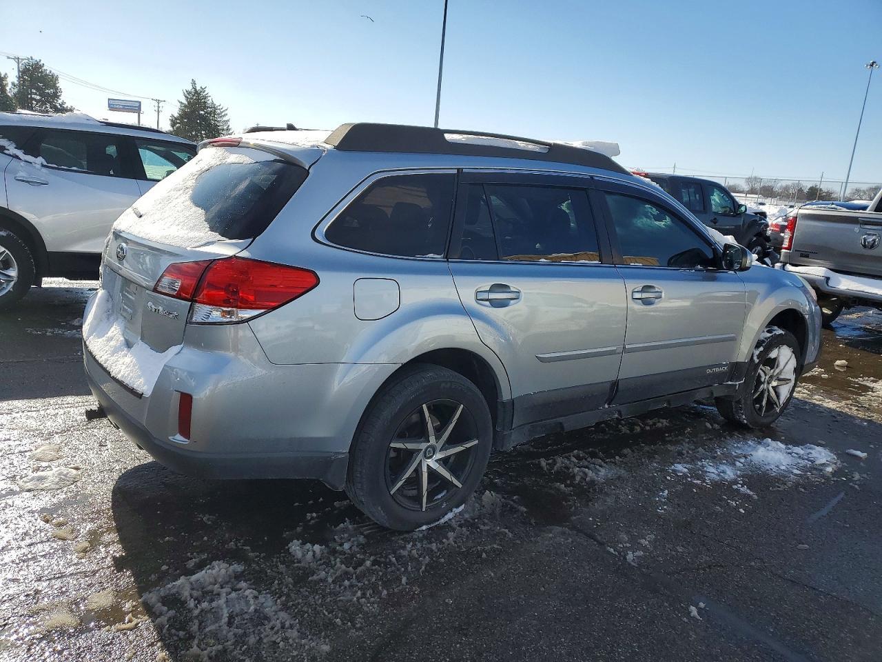 2013 SUBARU Outback