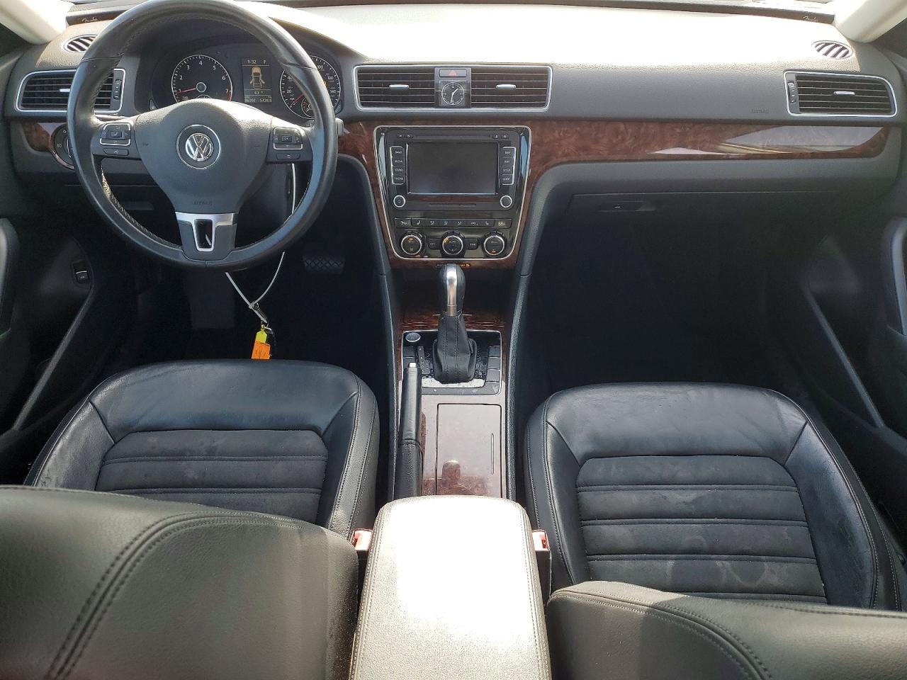 2012 VOLKSWAGEN Passat
