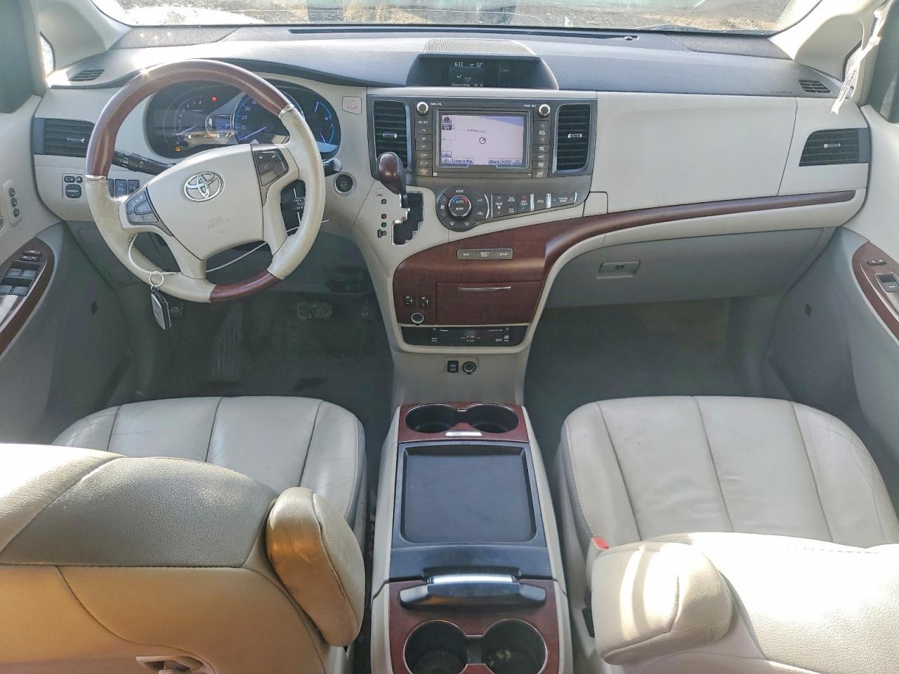 2011 TOYOTA SIENNA