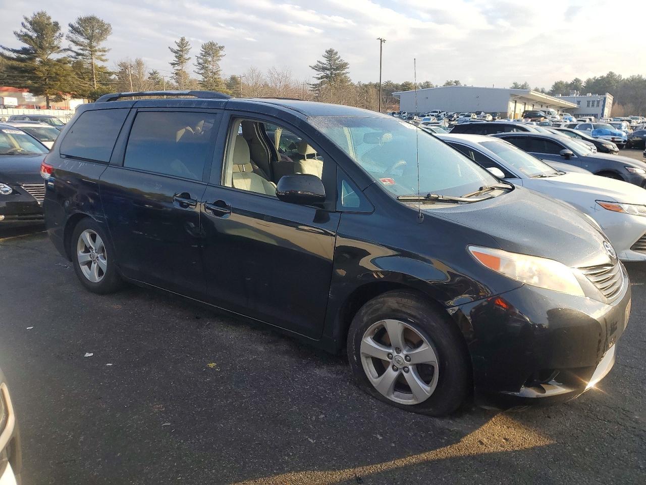 2011 TOYOTA SIENNA