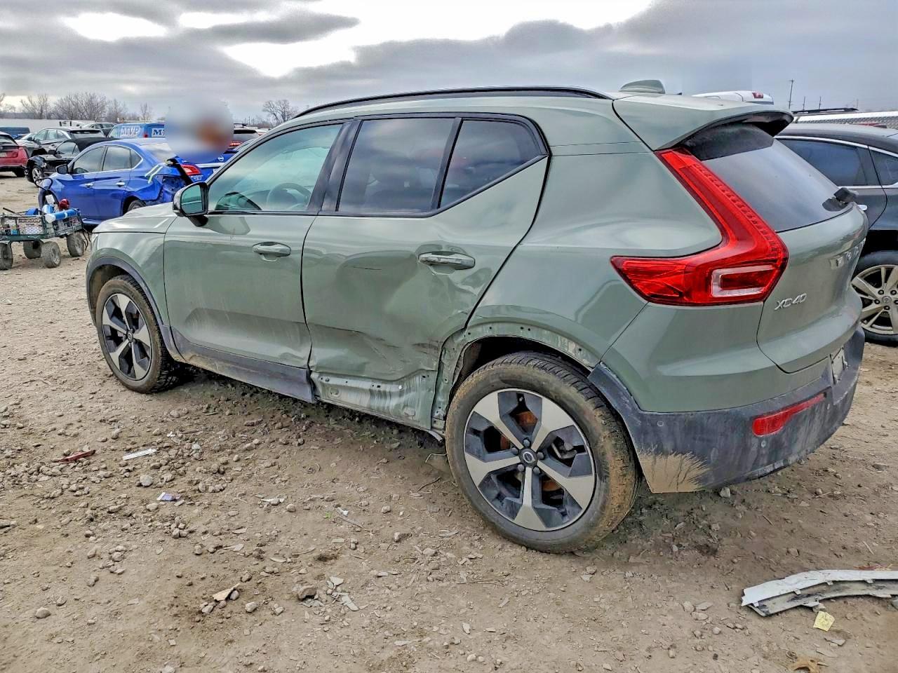 2025 VOLVO XC40