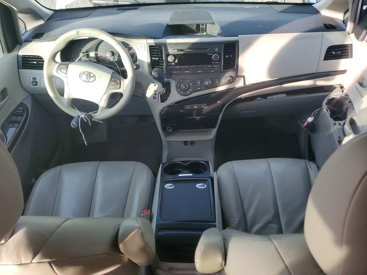 2012 TOYOTA SIENNA