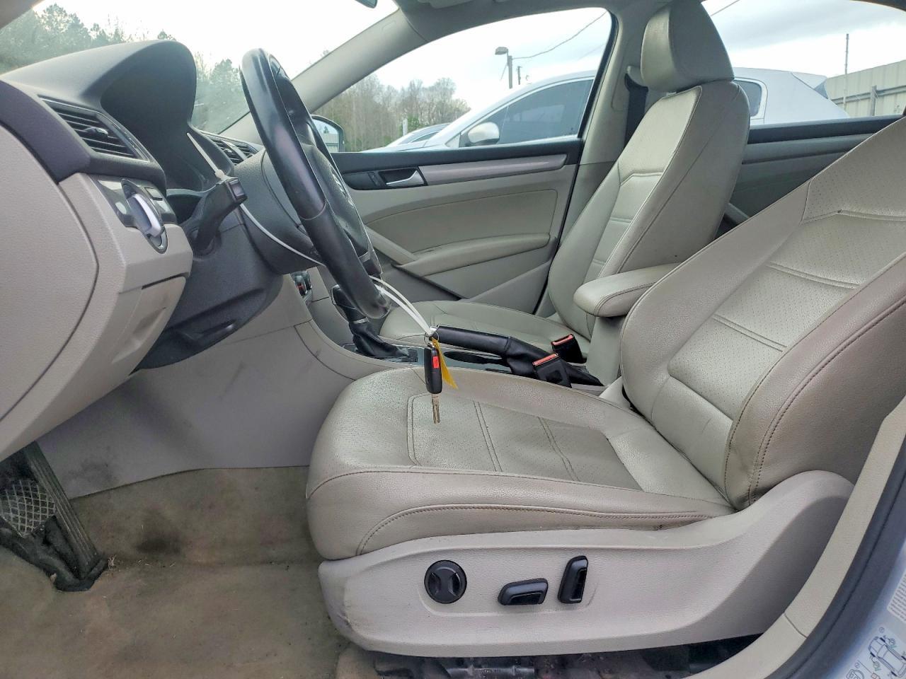 2015 VOLKSWAGEN Passat
