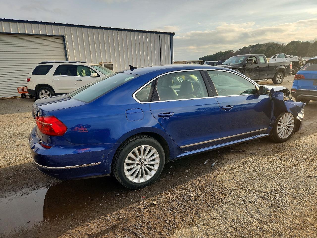 2016 VOLKSWAGEN Passat