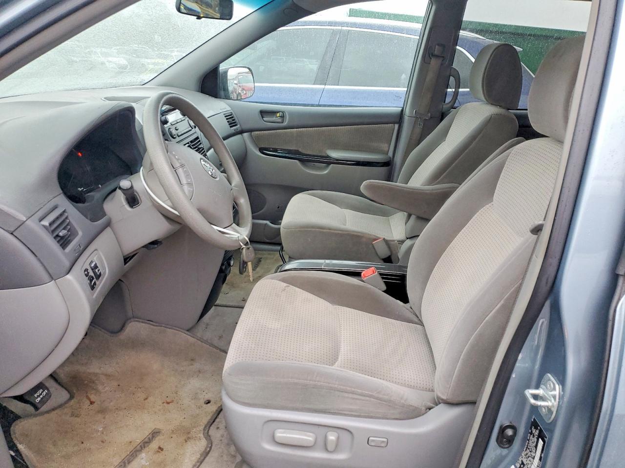2010 TOYOTA SIENNA