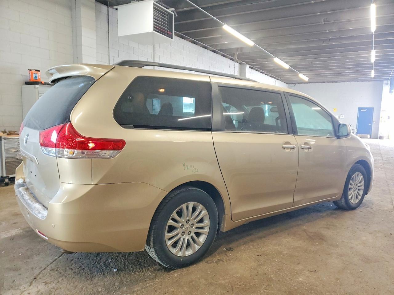 2011 TOYOTA SIENNA