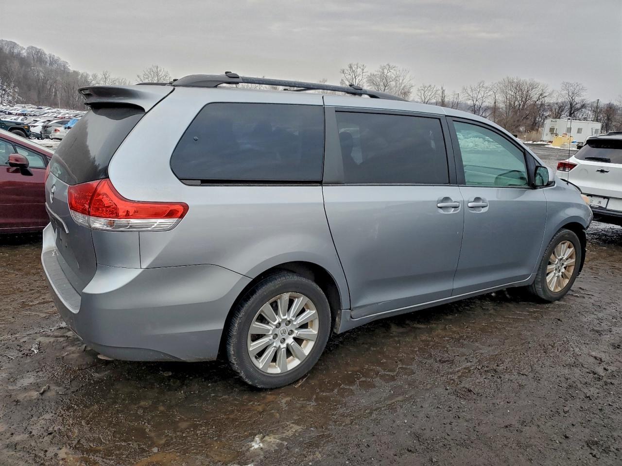 2011 TOYOTA SIENNA