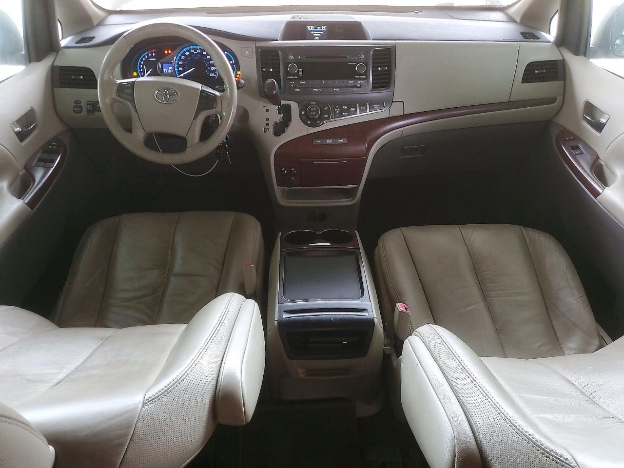 2011 TOYOTA SIENNA