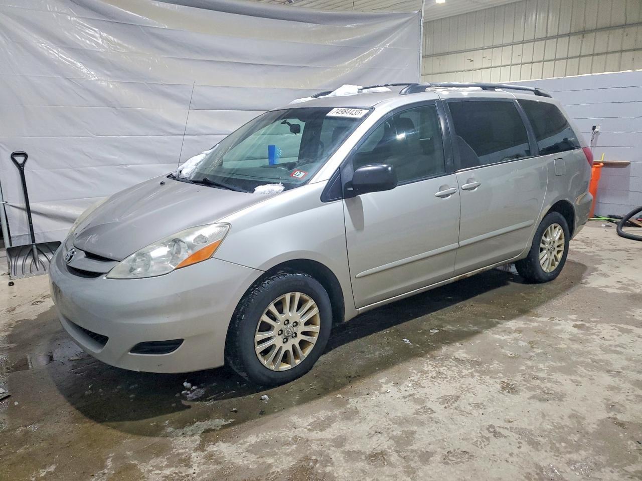2009 TOYOTA SIENNA