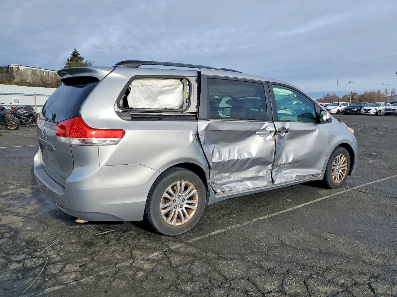 2013 TOYOTA SIENNA