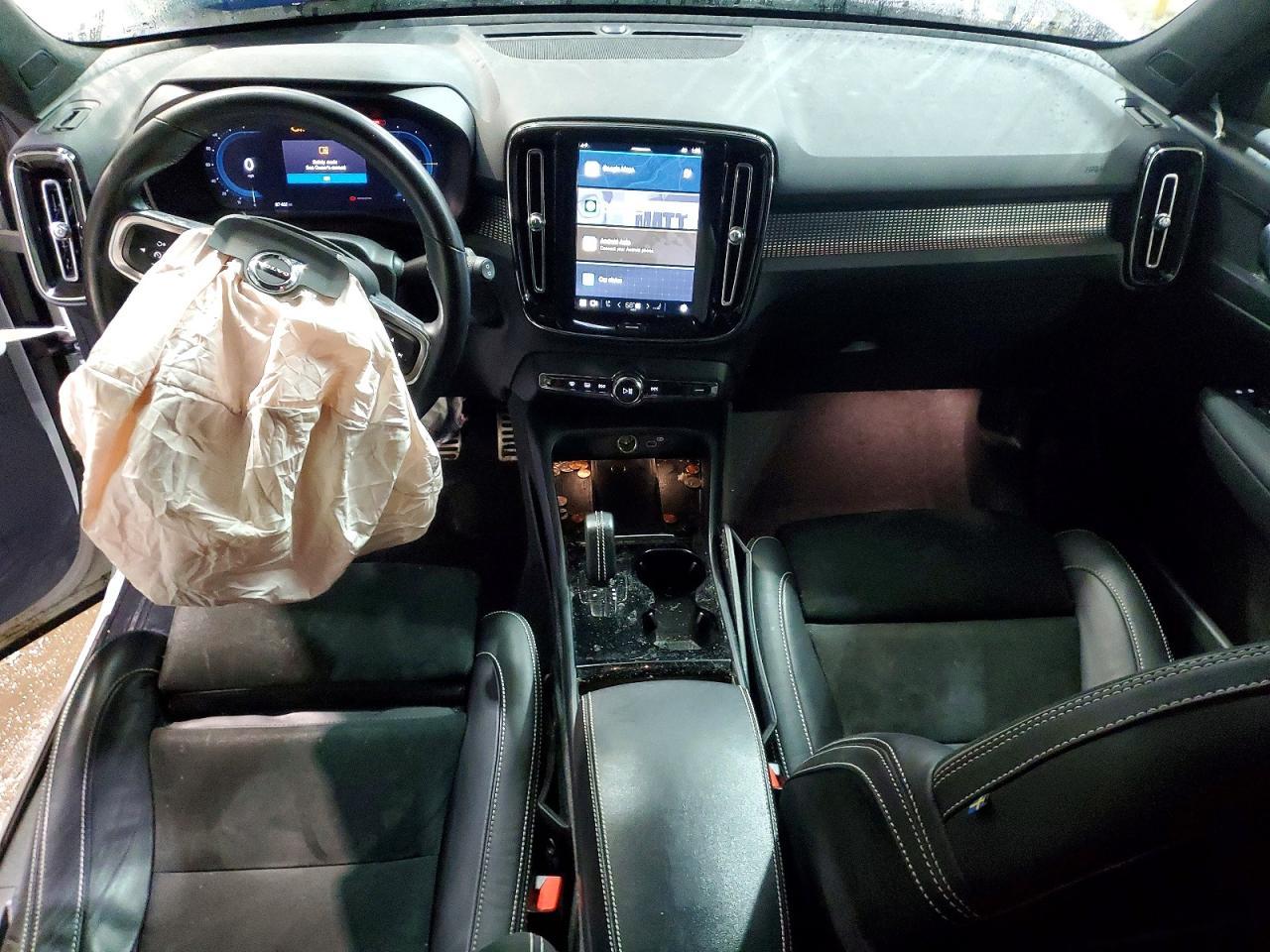 2022 VOLVO XC40