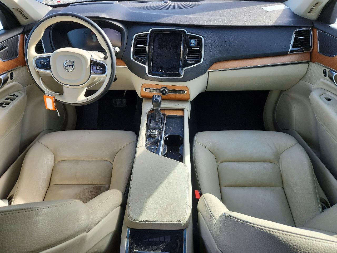 2022 VOLVO XC90