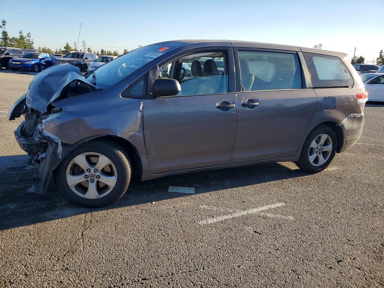 2011 TOYOTA SIENNA