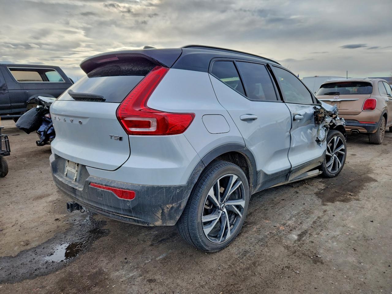 2021 VOLVO XC40