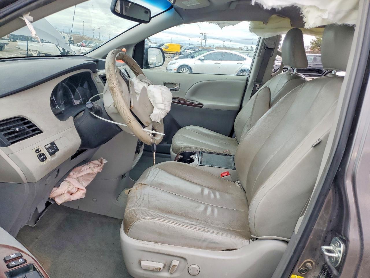 2012 TOYOTA SIENNA