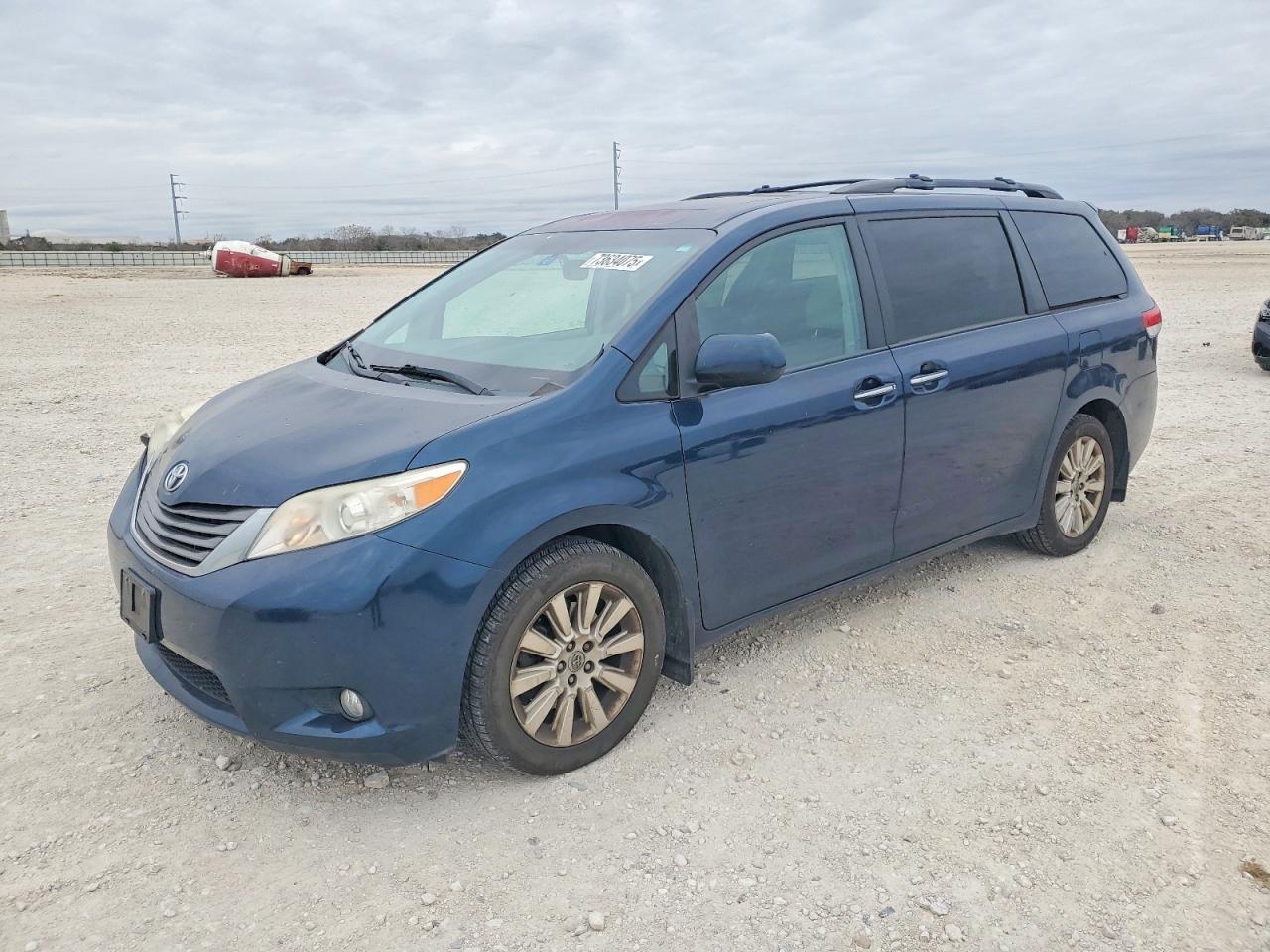 2012 TOYOTA SIENNA