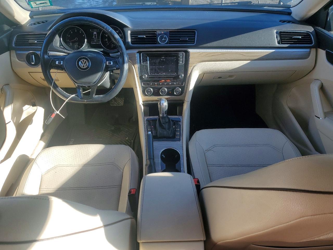 2016 VOLKSWAGEN Passat