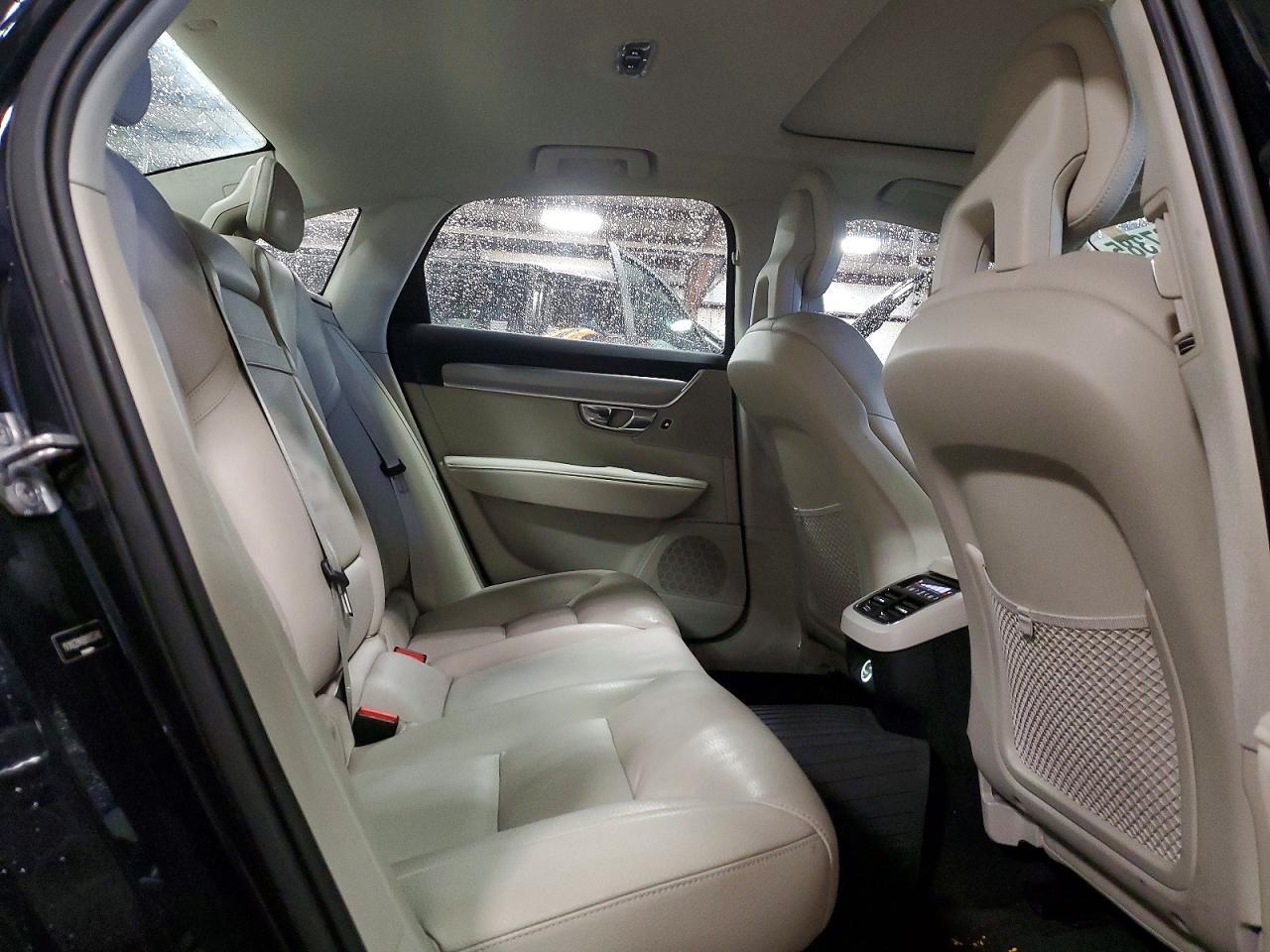 2017 VOLVO S90