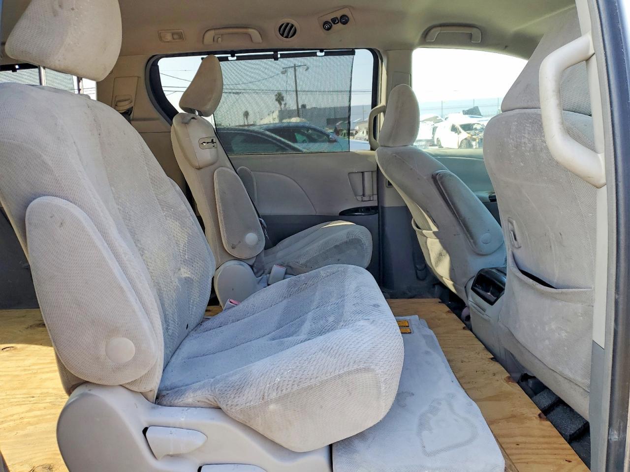 2011 TOYOTA SIENNA
