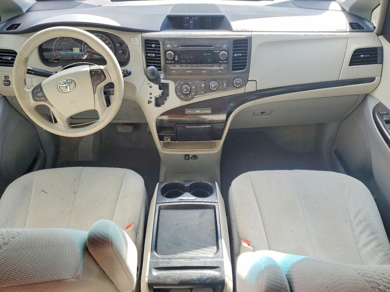 2011 TOYOTA SIENNA