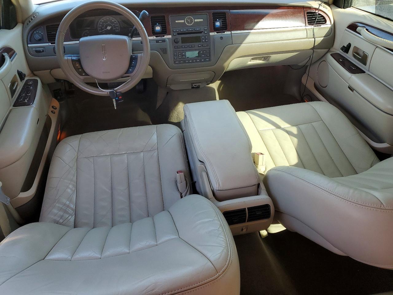 2005 LINCOLN Town Car
