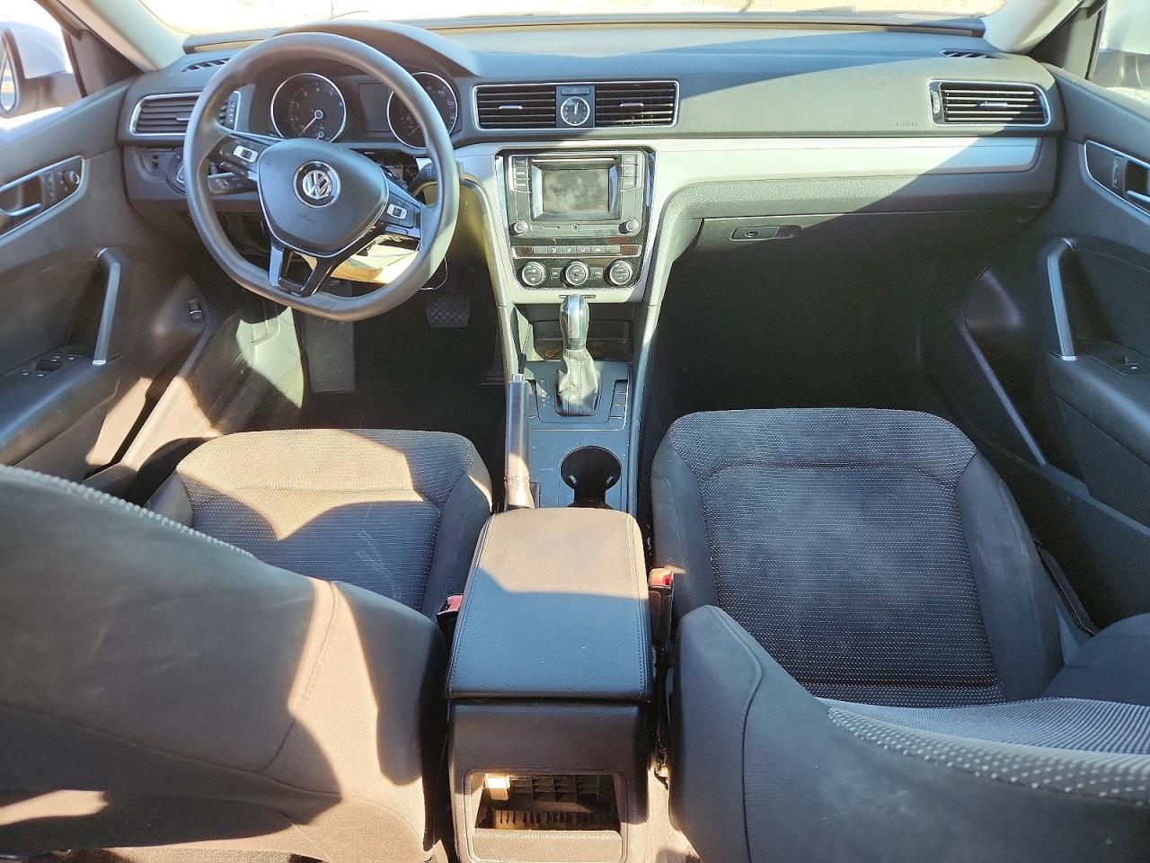 2017 VOLKSWAGEN Passat