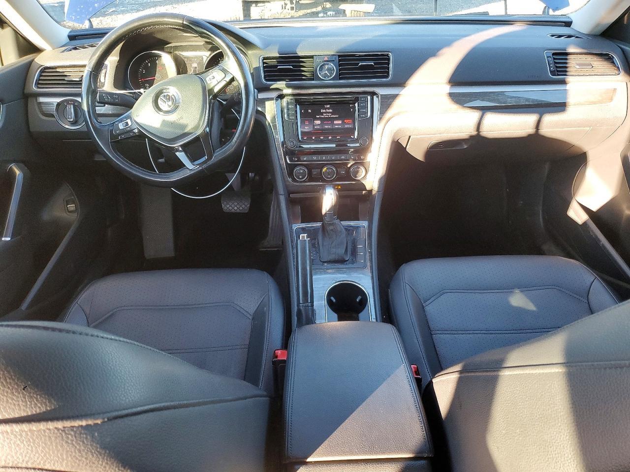 2016 VOLKSWAGEN Passat