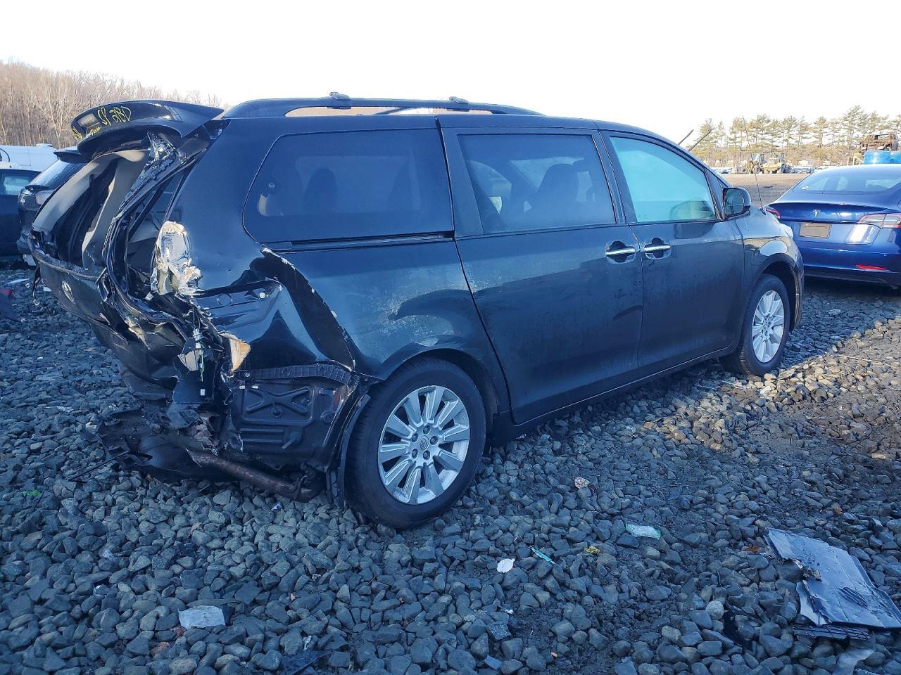 2013 TOYOTA SIENNA