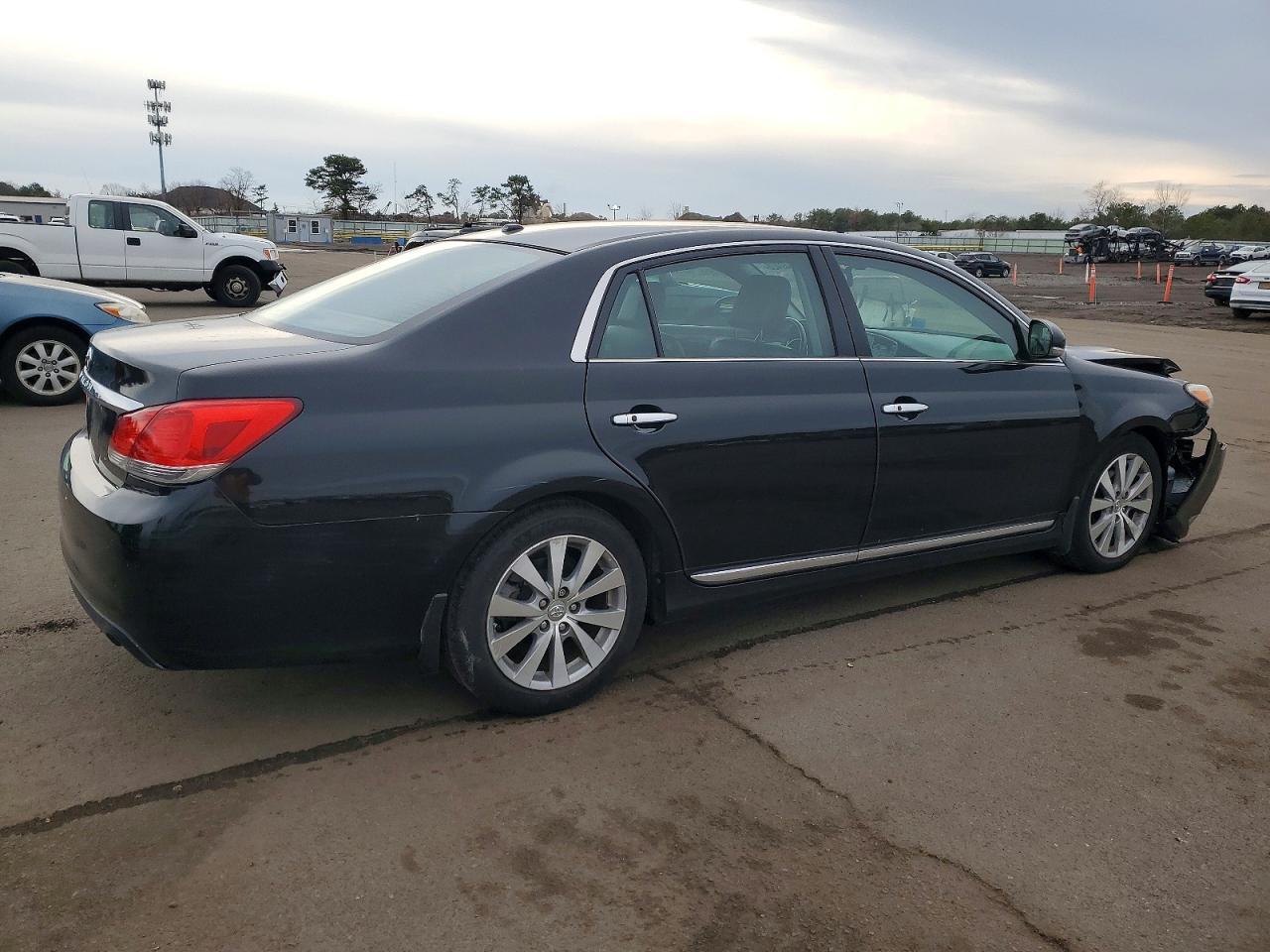 2011 TOYOTA Avalon