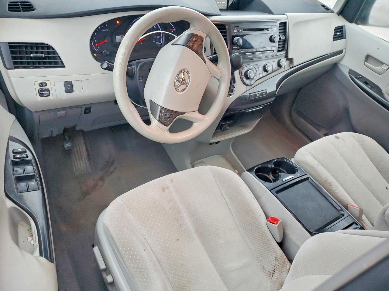 2011 TOYOTA SIENNA