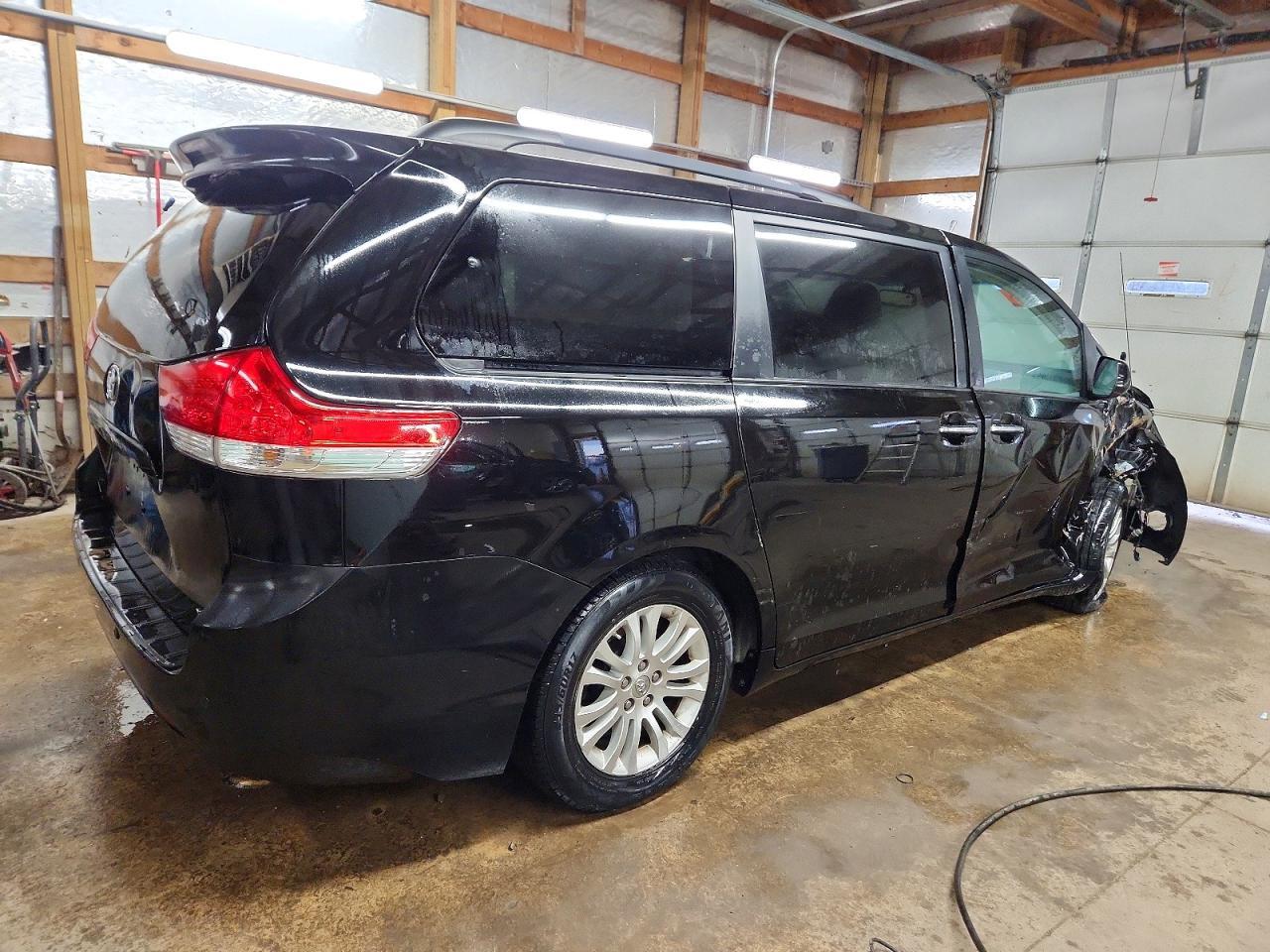2013 TOYOTA SIENNA