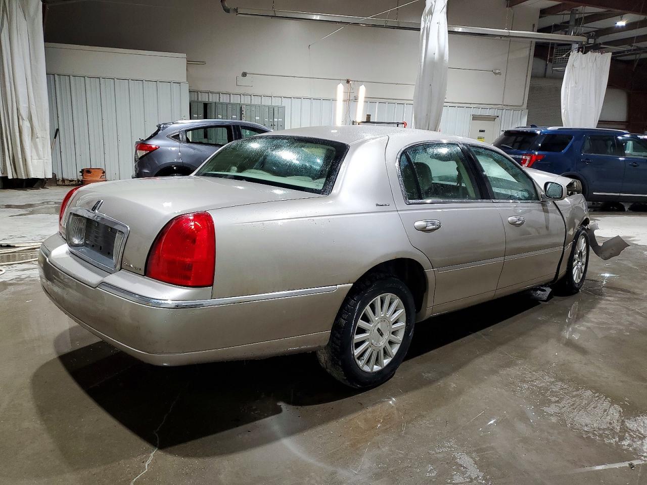 2003 LINCOLN Town Car
