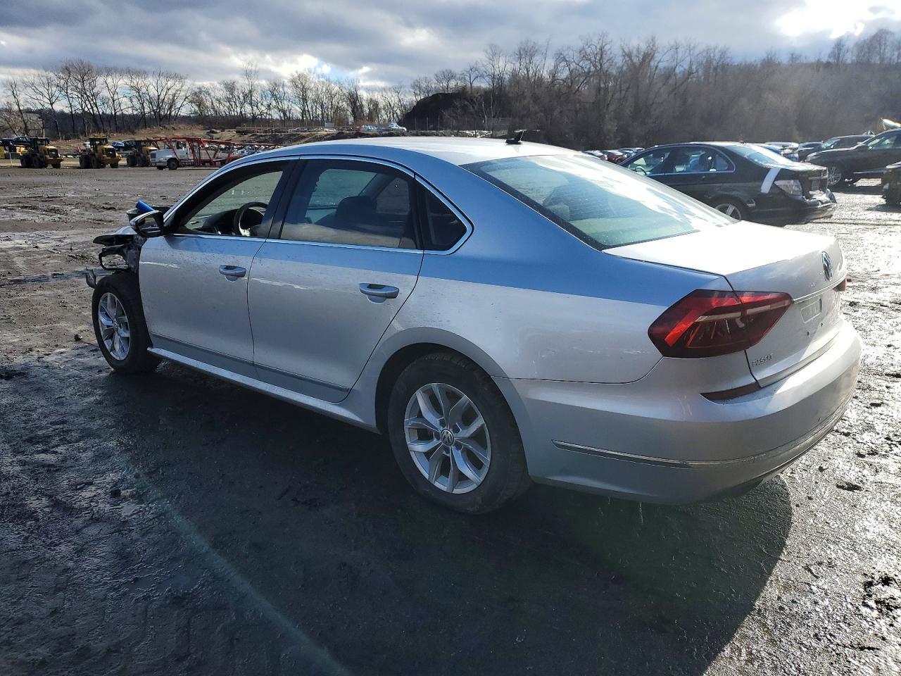2017 VOLKSWAGEN Passat
