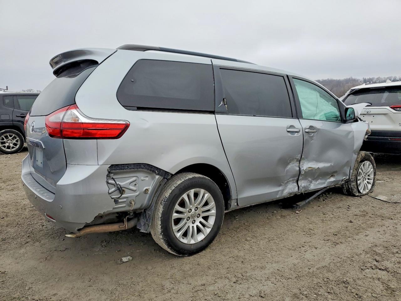 2015 TOYOTA SIENNA