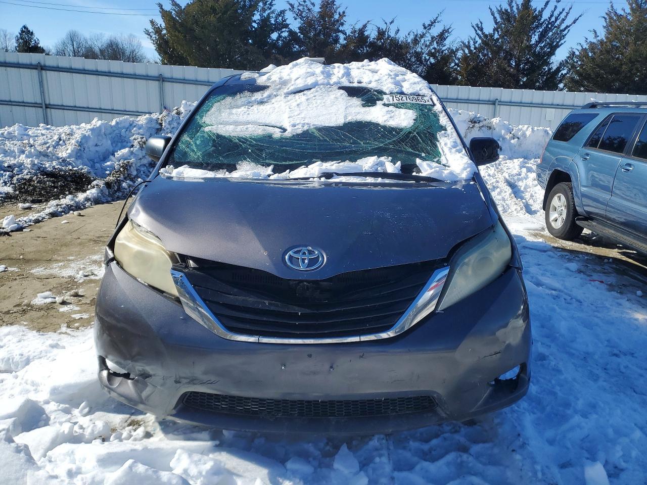 2011 TOYOTA SIENNA