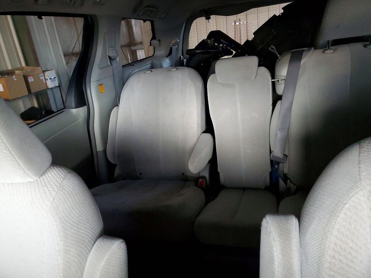 2011 TOYOTA SIENNA