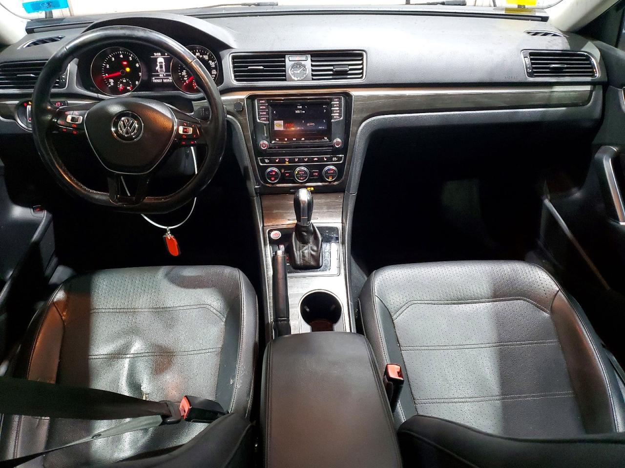 2017 VOLKSWAGEN Passat