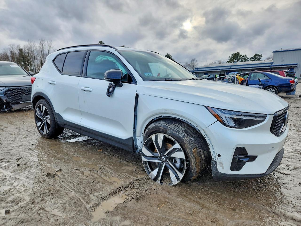 2024 VOLVO XC40